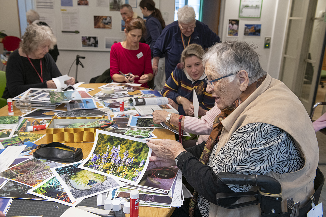 Susanne Hofer im Gesundheitszentrum für das Alter Kluspark, 2024. Im Rahmen des Projekts 'Artists in Residence für Alterszentren'. Idee: Karin Frei Rappenecker. Foto: Caroline Minjolle